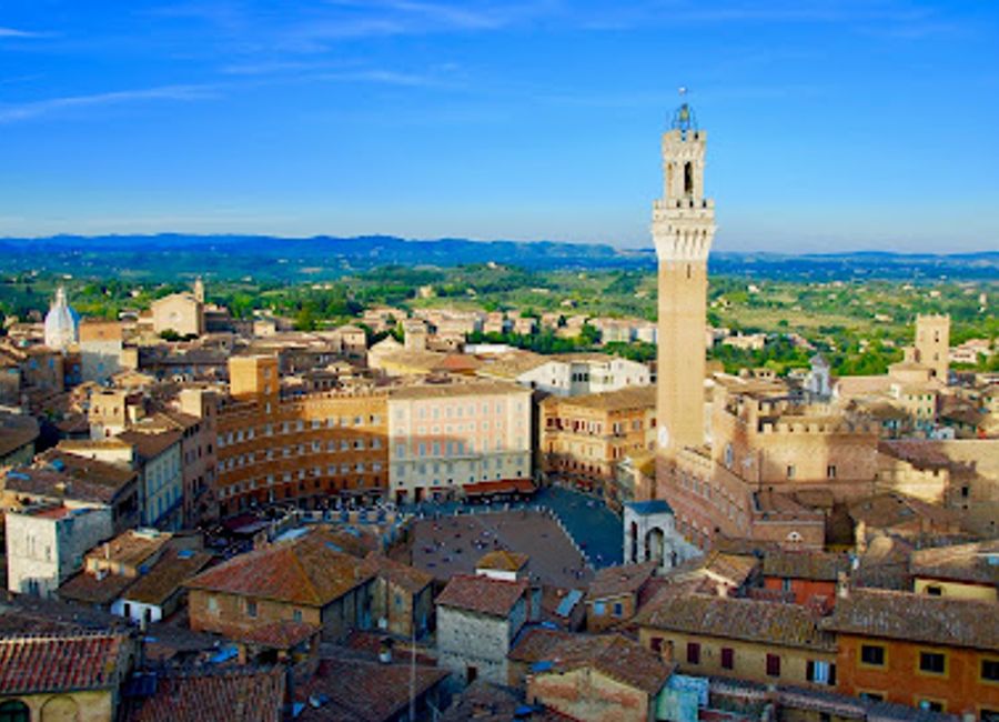 Discover the enchanting Piazza del Campo in Siena, a historic town square that showcases Tuscany's rich culture, architecture, and vibrant atmosphere.