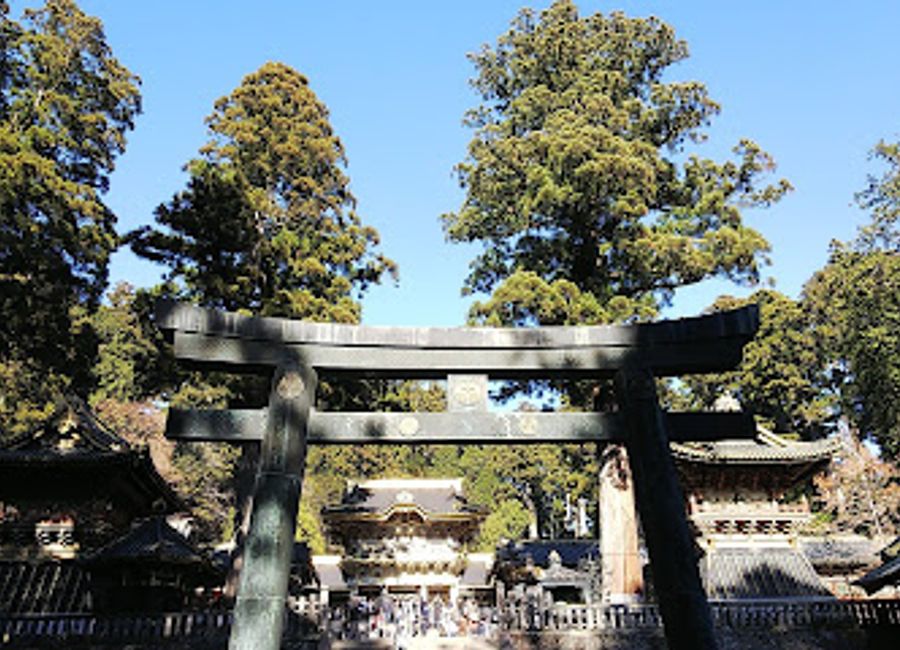 Discover the stunning Yōmeimon Gate, an exquisite Shinto shrine entrance in Nikko, Japan, showcasing breathtaking Edo period craftsmanship and rich cultural heritage.