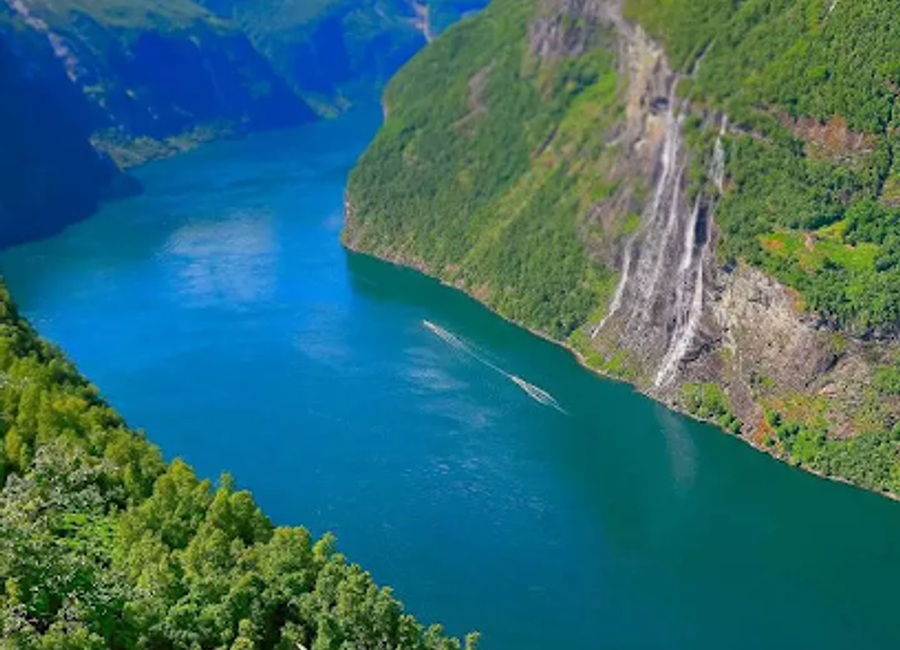 Discover the stunning beauty of Jotunheimen National Park, Norway's majestic hiking paradise with towering peaks and breathtaking landscapes.
