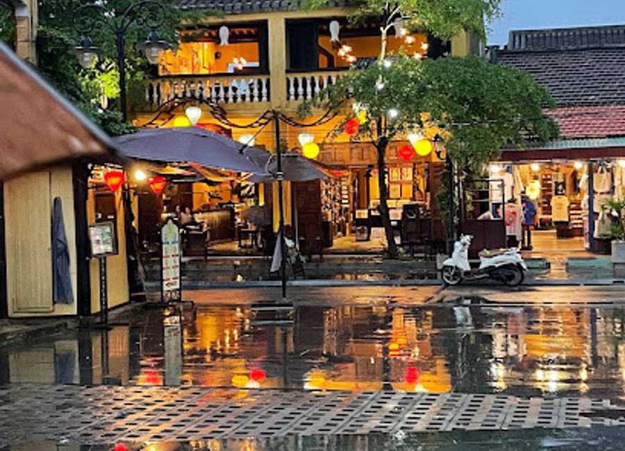 Explore the beauty of Thu Bồn River in Hoi An, Vietnam—where serene landscapes meet rich cultural heritage and unforgettable experiences await.