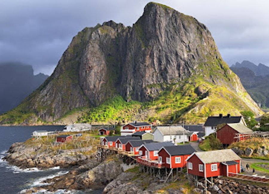 Discover the enchanting Hamnoy Rorbu, a Norwegian fishing village full of breathtaking landscapes, rich traditions, and outdoor adventures in the Lofoten Islands.