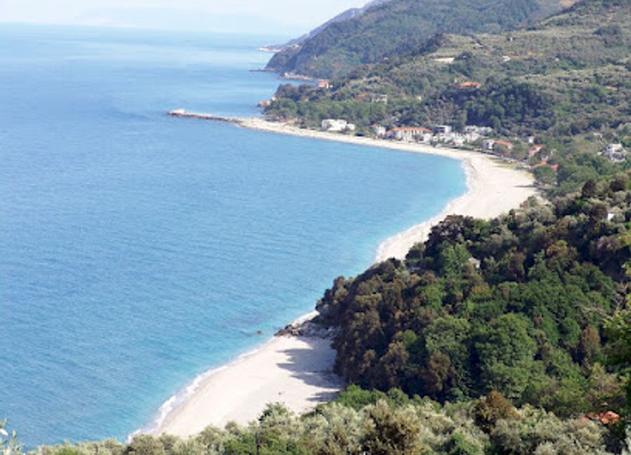 Discover Chorefto Beach: a stunning blend of golden sands, turquoise waters, and rich history on the Pelion Peninsula.