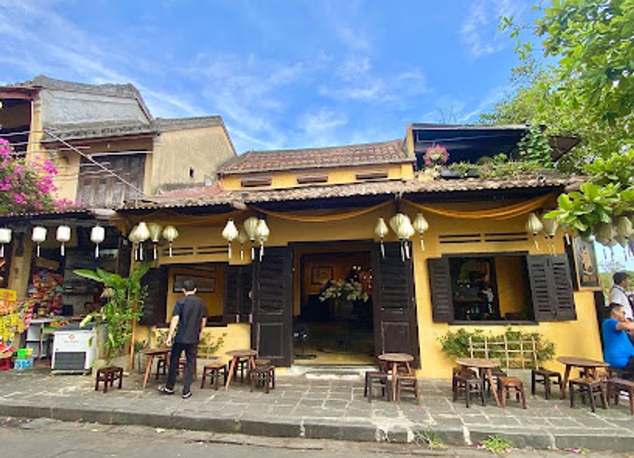 Explore the bustling Hoi An Market, a vibrant hub for local crafts, delicious street food, and an authentic Vietnamese cultural experience.