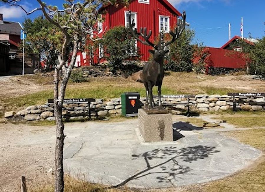 Discover Reinsbukken, a stunning sculpture in Røros, Norway, embodying the spirit of nature and rich cultural heritage.