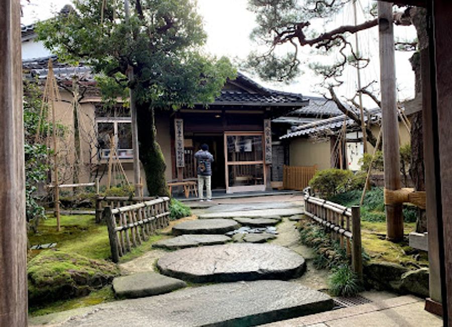 Explore the rich heritage of the Nomura-ke Samurai Residence in Kanazawa, a historical landmark showcasing Japan's samurai culture and stunning traditional architecture.