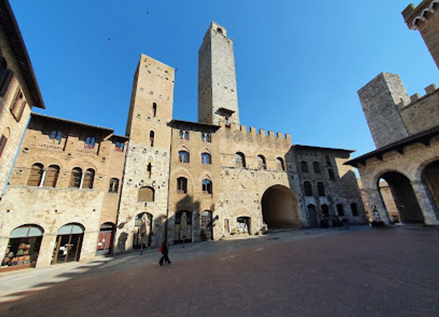 Explore the historic charm of Porta San Giovanni, the majestic gateway to San Gimignano's medieval treasures and breathtaking landscapes.