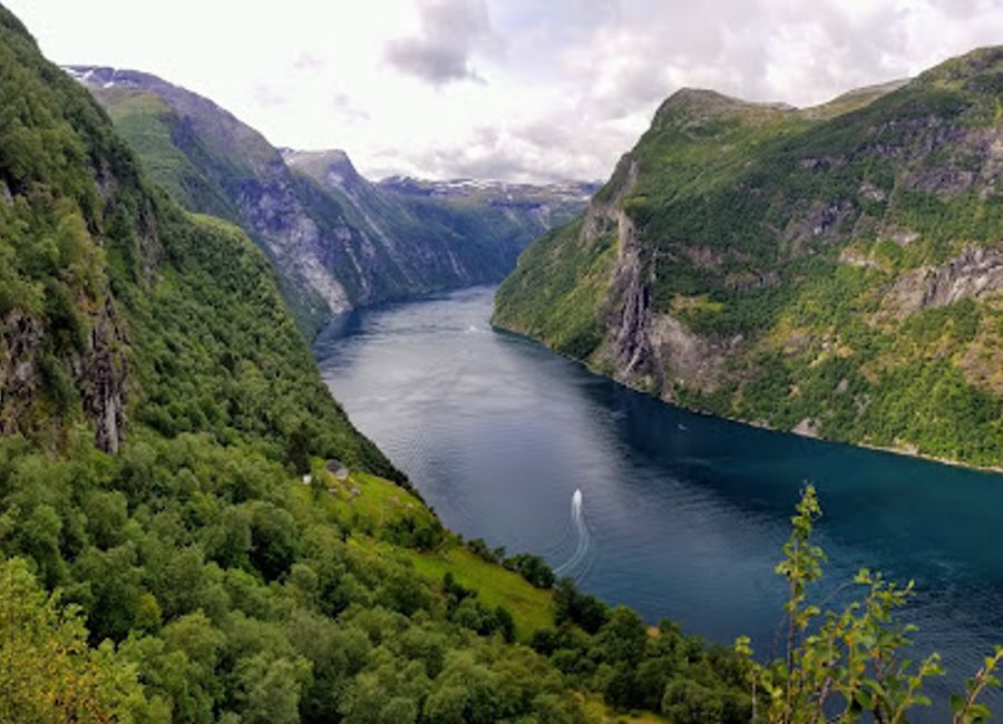 Discover the breathtaking beauty of Friaren Waterfall in Geirangerfjord, a stunning natural wonder perfect for nature lovers and photographers alike.