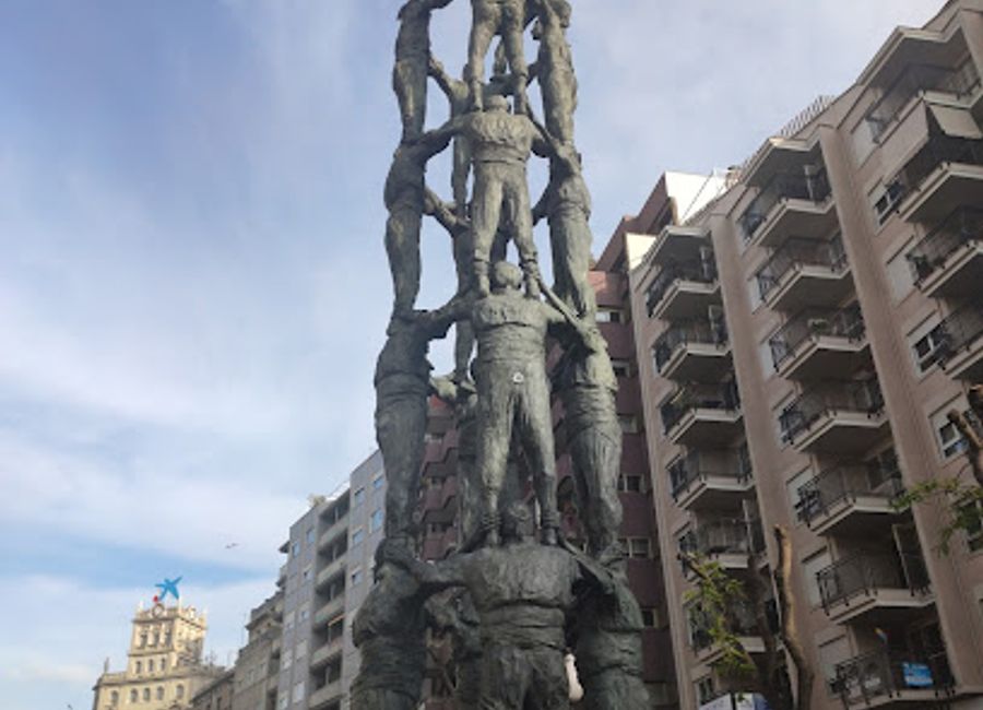 Discover the Monument to the Castellers in Tarragona, a stunning tribute to the Catalan tradition of human towers, blending culture and artistry.