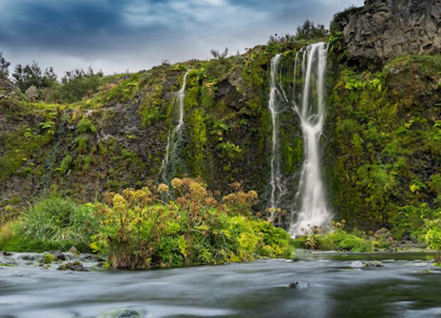 Explore Gjáin, a breathtaking Icelandic valley filled with vibrant flora, stunning waterfalls, and unique geological wonders for an unforgettable adventure.