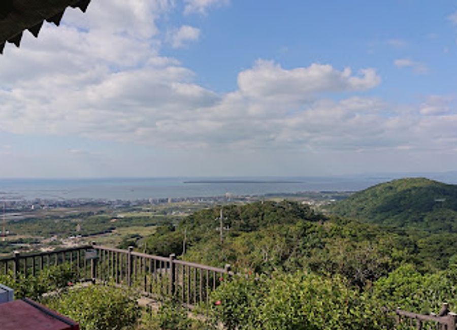 Discover Ishigaki's natural beauty at Banna Park: panoramic views, diverse flora & fauna, and recreational activities await in this expansive oasis.