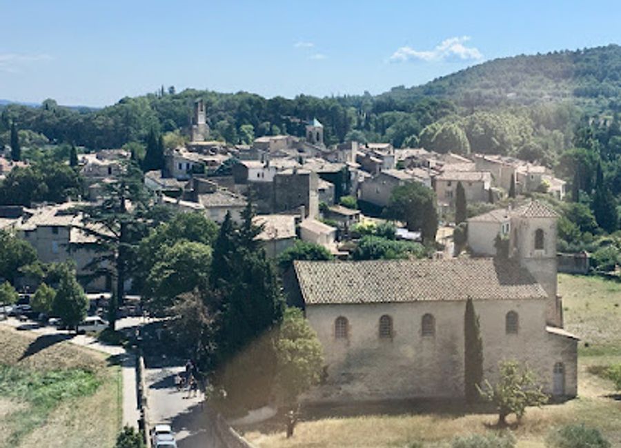 Experience the majestic Château de Lourmarin, a stunning Renaissance castle in Provence, combining history, art, and breathtaking landscapes.