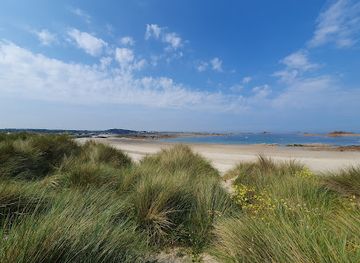 guernsey/attraction/grandes-rocques-beach