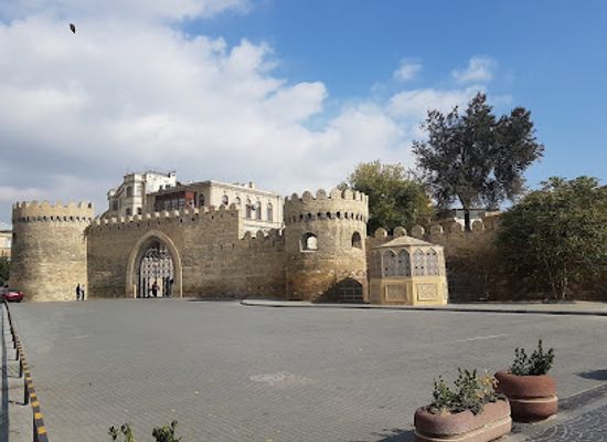 azerbaijan/attraction/philarmonia-garden