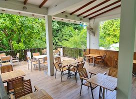 Mango House Cafe' & Restaurant