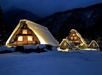 japan/shirakawa-go/nightclub/shirakawago-three-houses
