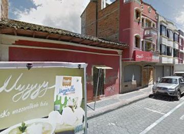 ecuador/otavalo/nightclub/chongo-en-corto