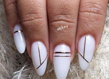 guatemala/peten/nightclub/abikey-arte-en-unas