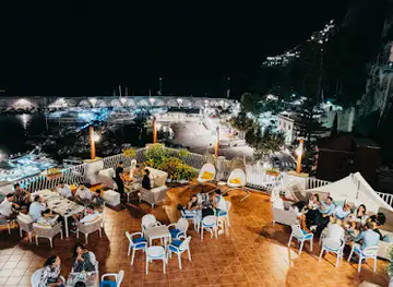 Sea Waves Bar