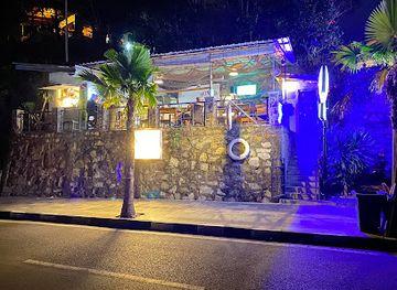 indonesia/komodo-national-park/nightclub/warung-hafenblick-food-drink