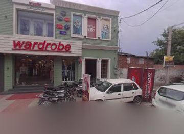 india/amritsar/jallianwala-bagh/nightclub/convincing-betty