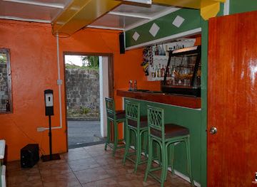 saint-kitts-and-nevis/cayon/nightclub/uptop-bar-grill
