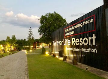 thailand/kanchanaburi/sai-yok/nightclub/the-river-life-resort