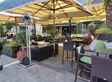 montenegro/perast/nightclub/dobrota-plaza