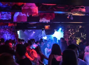 france/brittany/nightclub/the-candles-carnac