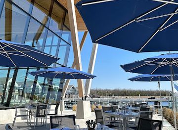 canada/gulf-islands-national-park-reserve/nightclub/lake-club-restaurant-at-friday-harbour