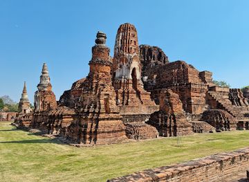 thailand/ayutthaya/wat-mahathat/nightclub/wat-nok