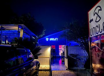 UNCLE'S LOUNGE