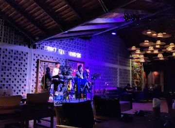 cambodia/kep-province/nightclub/temple-outdoor-lounge