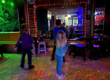 ecuador/mindo-cloud-forest/nightclub/mindo-night-time-bar-discoteca-karaoke