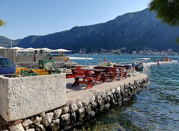 montenegro/bay-of-kotor/nightclub/mandrac-otvoreni-sank