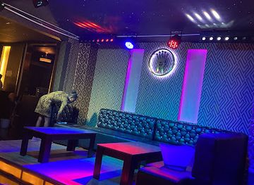 Roll-X Lounge