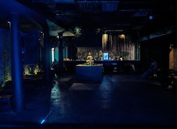 bolivia/amazon-basin/nightclub/maroon