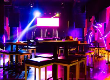 indonesia/bandung/dago/nightclub/queen-rose-lounge