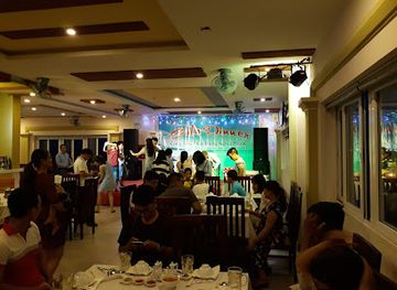 vietnam/mui-ne/nightclub/karaoke-music-world