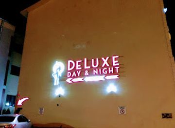 romania/prahova/nightclub/club-de-luxe-day-night