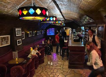 france/paris/latin-quarter/nightclub/le-caveau-de-la-huchette