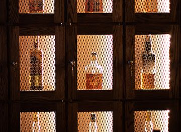 maine/south-portland/nightclub/man-and-oak