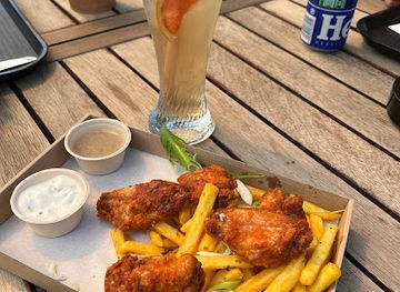 hungary/lake-balaton/nightclub/kaloztanya