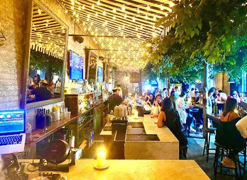 canada/okanagan/nightclub/bar-poet