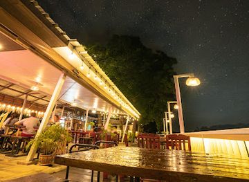 thailand/ayutthaya/wat-chaiwatthanaram/nightclub/lung-nuat-bar