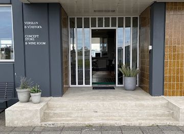 iceland/snafellsbar-area/nightclub/utgeroin-concept-store-wine-room