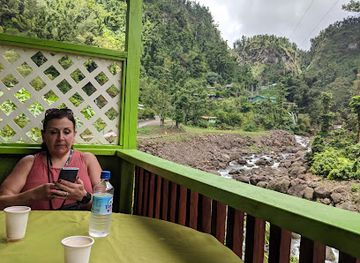 dominica/trafalgar-falls/nightclub/river-rock-cafe-and-bar