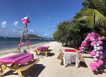 grenada/carriacou-and-petite-martinique/nightclub/gary-s-sauces-snacks-beach-bar