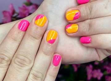 costa-rica/la-fortuna-waterfall/nightclub/glowy-nails