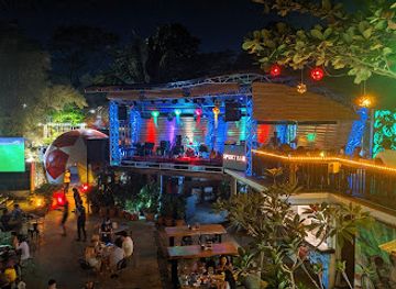 myanmar-burma/golden-rock/nightclub/sport-bar