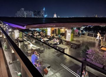 philippines/manila/intramuros/nightclub/sky-deck-view-bar